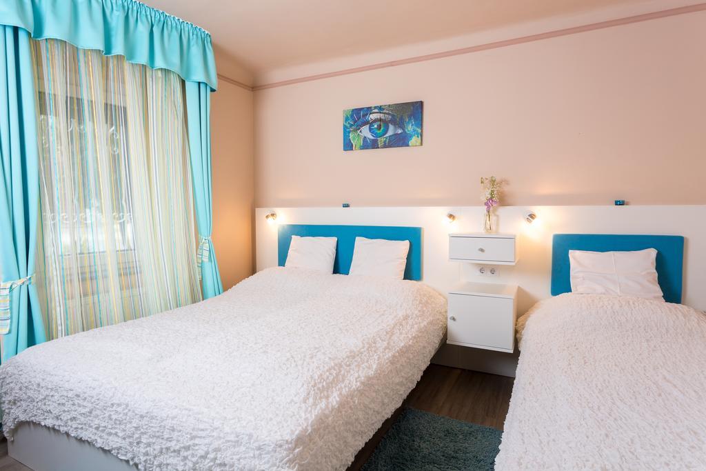 Szivárvány Panzió Szeged Habitación foto
