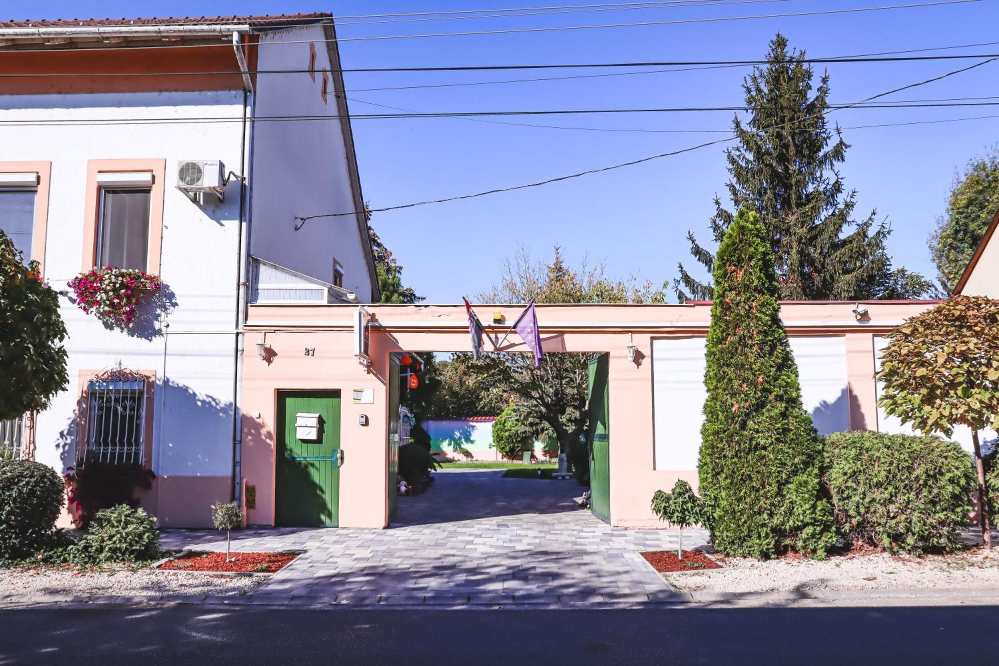 Szivárvány Panzió Szeged Exterior foto